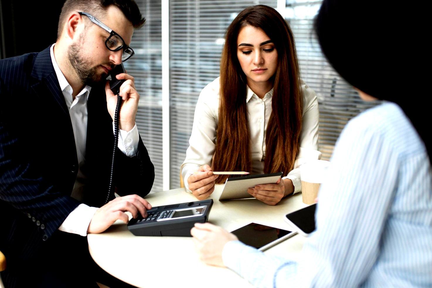Echipa loniphoris lucrând la crearea unui instrument de bugetare simplu