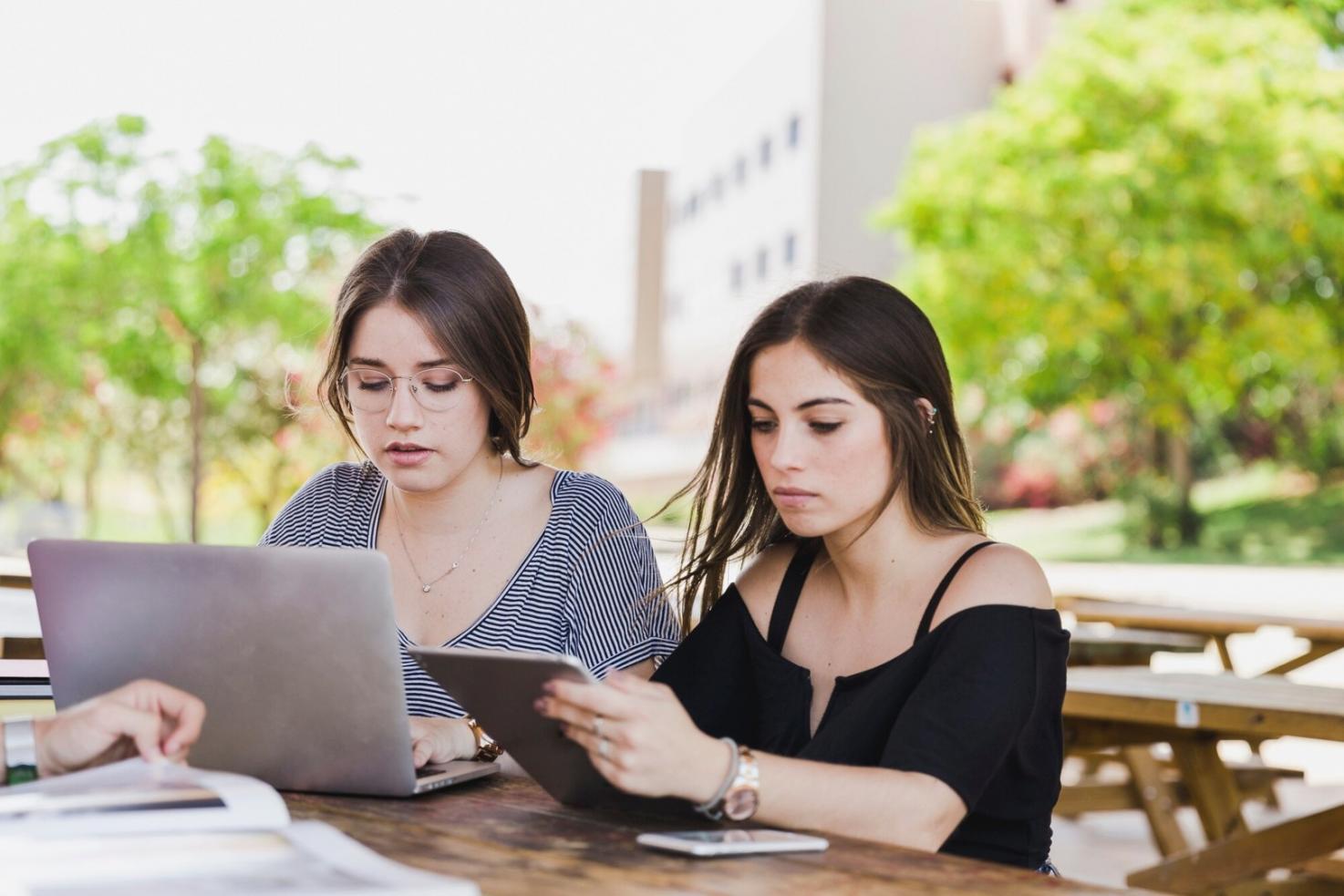 Persoană concentrată la laptop, învățând despre bugetare